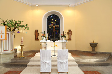 Festlich geschm&uuml;ckte katholische Kirche &ndash; liebevoll dekoriert mit Blumen und Kerzen f&uuml;r eine tolle Hochzeit