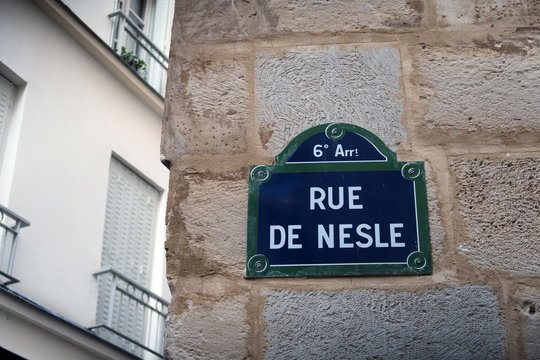 Plaque de nom de rue.  Rue de Nesle. Paris. France.