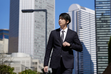 オフィス街を歩く日本人男性ビジネスマン