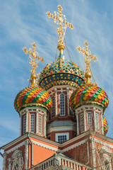 Fototapeta na wymiar Multi-colored domes of the Russian church. Nizhny Novgorod