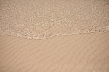 Fototapeta na wymiar Glasklares Wasser am Strand