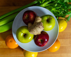 Fruta manzana roja y verde, limón y naranja, apio y jengibre