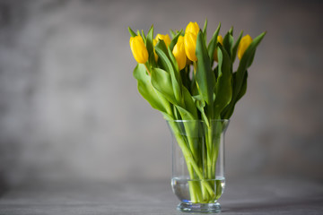 Wazon z kwiatami. Bukiet wiosenny, tulipan żółty - obrazy, fototapety, plakaty
