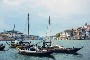 Fototapeta premium Porto, Região Norte/Portugal - September 16 2019 : View on Porto river with few Boats and beautiful colorful buildings behind 