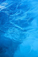 Obraz premium Wrząca śródziemnomorska woda morska, widok z góry na otwartym morzu