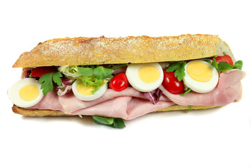 sandwich au jambon et crudités sur un fond blanc