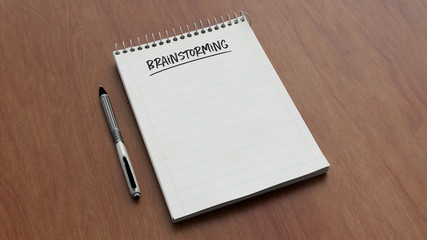 Brainstorming mit Stift und Notzblock