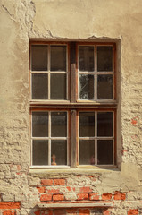 Fototapeta na wymiar Altes Holzfenster auf verputzter Ziegelsteinwand