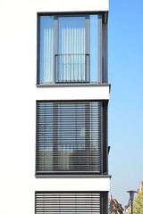 Moderne Fassadenfenster in einem neu gebauten Haus