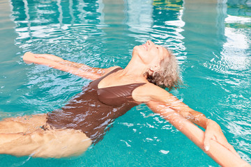 Senior Frau macht eine Hydrotherapie