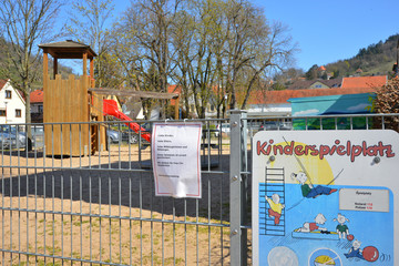 Coronavirus: Öffentlicher Kinderspielplatz von der Stadtverwaltung wegen Ansteckungsgefahr...