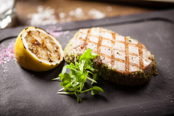 Tuna steak with panko and grilled lemon