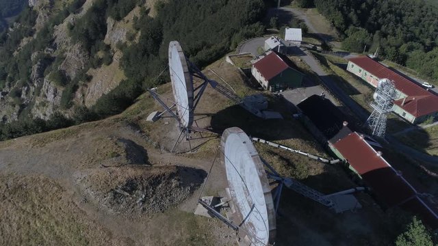 Vista aerea di un cento radar dismesso 