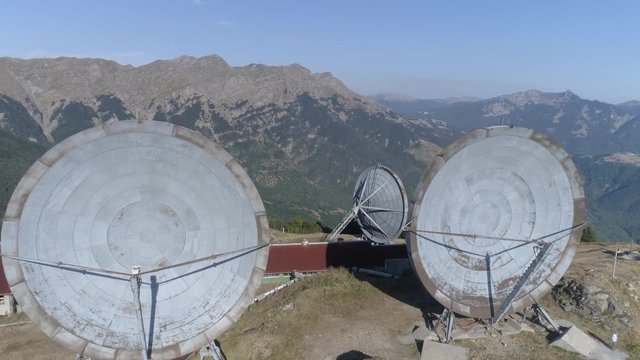 Vista aerea di un cento radar dismesso 