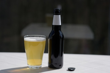 bière en bouteille dans un verre 