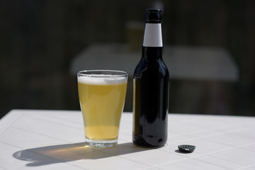 bière sur une table 