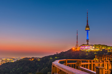 Obraz premium Twilight Seoul Tower in Spring at south korea.