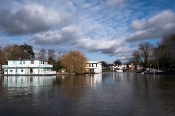 Obraz premium Houseboat living and mooring on River Thames