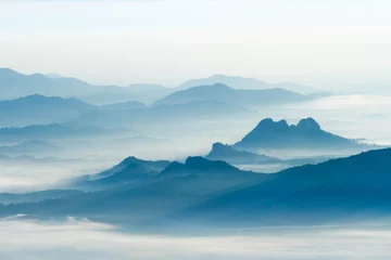Fotobehang Mistige ochtendstond bergen in de mist