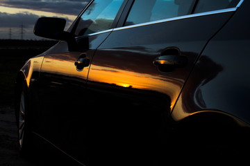 Auto, im Lack reflektierender Sonnenuntegang