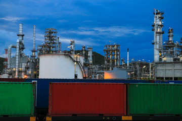 Obraz premium The oil refinery industry, petroleum, petrochemical plants full of technology. And the blue background, orange lights