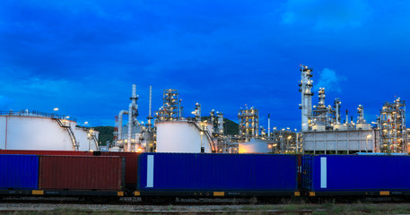 Obraz premium The oil refinery industry, petroleum, petrochemical plants full of technology. And the blue background, orange lights
