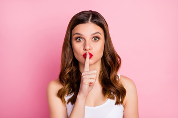 Fototapeta premium Hush dont tell anyone. Astonished ginger hair girl know incredible gossip impressed put mute sign index finger mouth ask keep secret wear good look tank-top isolated pink color background