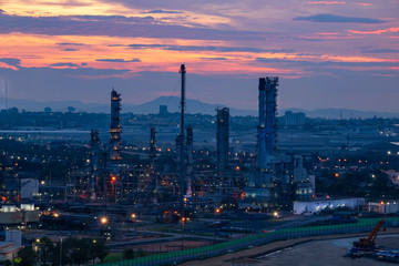 Obraz premium Rafineryjne i przemysłowe zbiorniki gazu ziemnego na tle porannego nieba