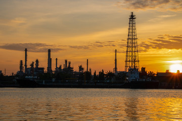 Obraz premium Oil refinery industry and Petrochemical and natural gas and oil storage tanks, orange background