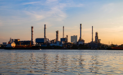 Obraz premium Oil refinery industry and Petrochemical and natural gas and oil storage tanks, orange background