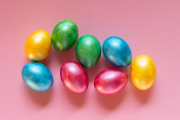 Obraz premium Colorful easter eggs on pinkbackground. Happy Easter composition. Copy space.