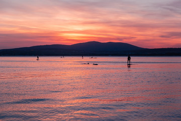 Obraz premium SAP surfing at sunset in Gelendzhik, Krasnodar region.