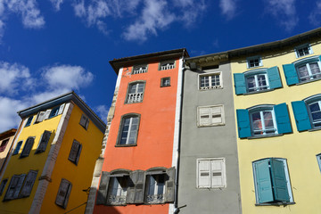 Graphiques immeubles colorés au Puy-en-Velay (43000), département de la Haute-Loire en région...