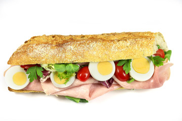 sandwich au jambon et crudités sur un fond blanc