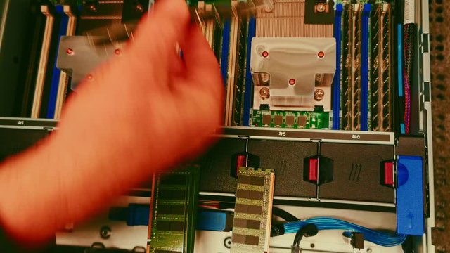 Arbeitsspeicher tauschen bei einem Server im Rechenzentrum