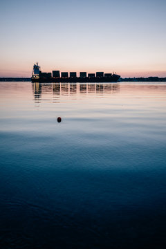 Container Frachter auf der Ostsee im Abendlicht.