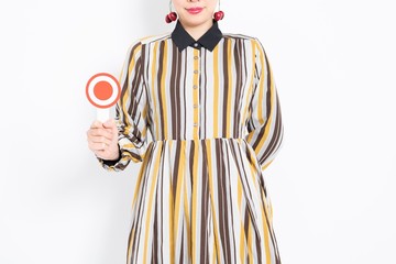 マルのプラカードを持つ女性