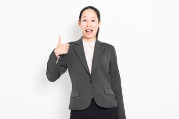 いいねのポーズをとる女性