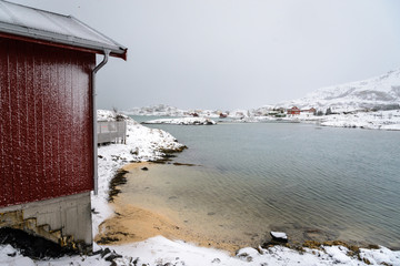Paisaje nevado con cabañas en invierno ártico de Sommaroy, Tromso , en la Laconia Noruega