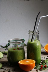 smoothie aus spinat, gurke und orangen, ein gesundes mixgetränk
