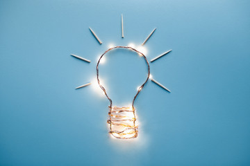 Concetto di idea geniale con lampadina e sfondo blu