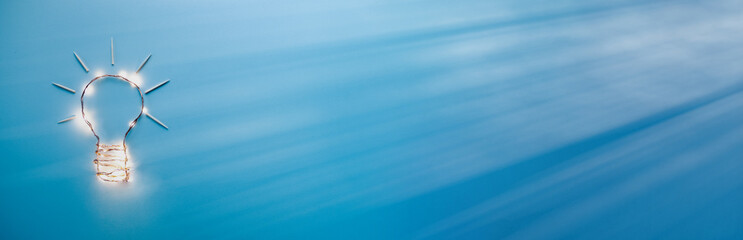 Concetto di idea geniale con lampadina e sfondo blu