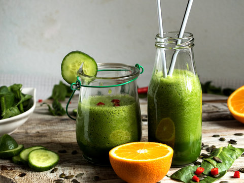 gl&auml;ser mit spinat- und gurken-smoothie mit orangen verfeinert