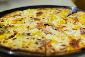 Pizza  Hawaiana con mozarella y piña