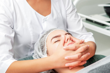 Obraz na płótnie Canvas Head massage of woman.