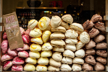 Vetrina con dolci meringhe colorate