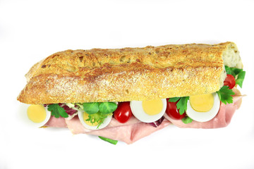 sandwich au jambon et crudités sur un fond blanc