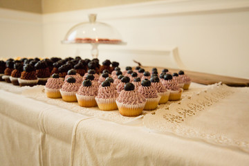 leckere Mini cup cakes auf dem Kuchenbuffet mit leckerer Frischkäse Creme