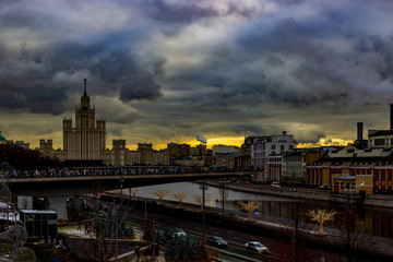 Fototapeta na wymiar Moscow, Park Zaryadye / Russia - 7 January 2020: View at agile bridge and Moscow river.