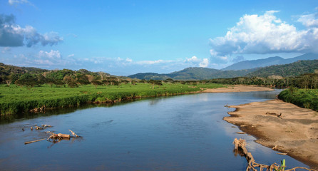 Aussicht auf die Landschaft am Fluss Tárcoles in Costa Rica an der Strecke zwischen Jacó und Manuel Antonio, bekannt für seine Krokodile